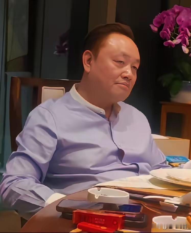 江湖没有永远的常胜将军，但永远有不服输的传奇故事。

眼波微沉，像前阵子看着国美