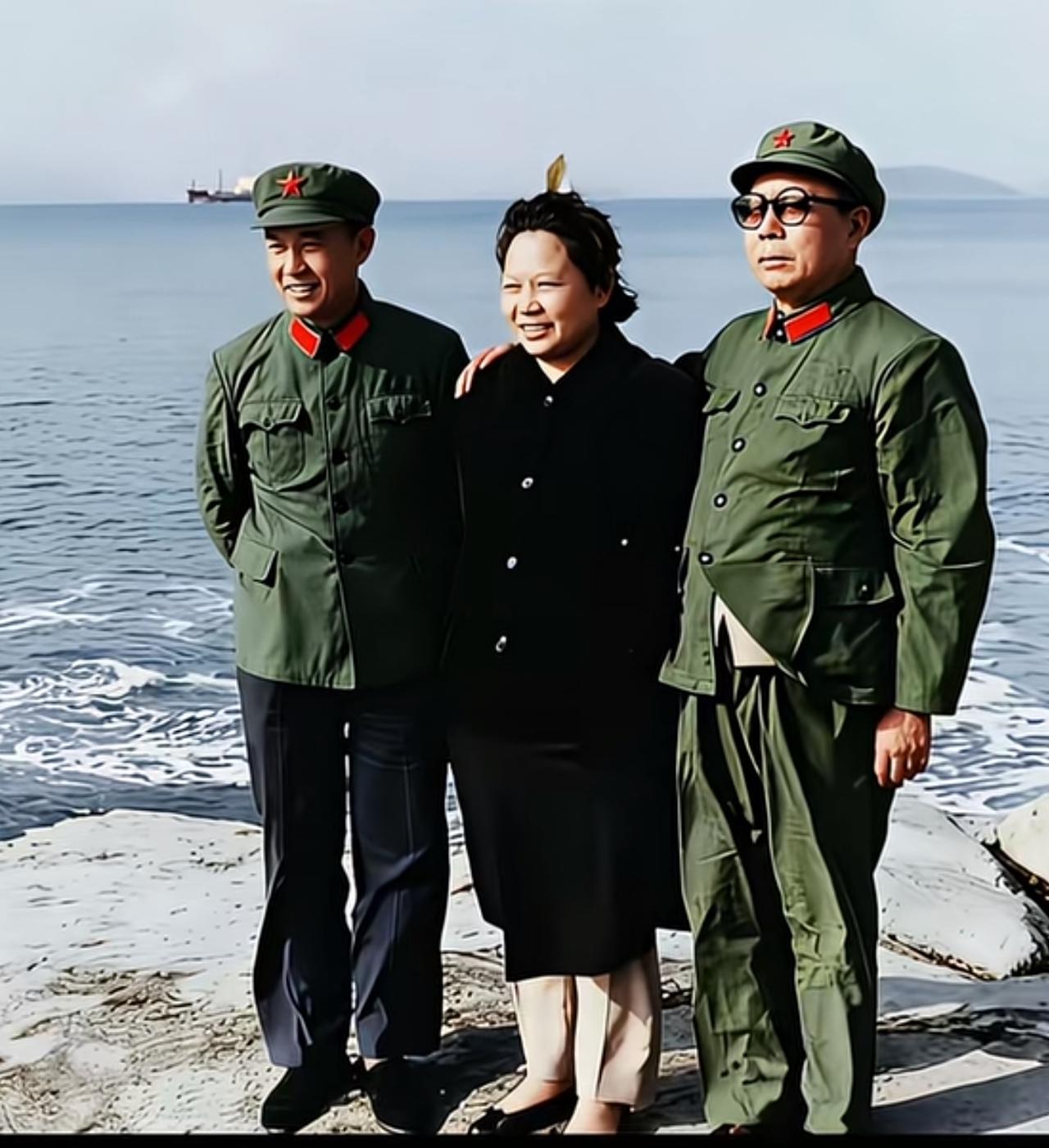 她是原兰州军区后勤部顾问，11岁长征，丈夫是上将，儿子是企业家。考考你，这个是谁