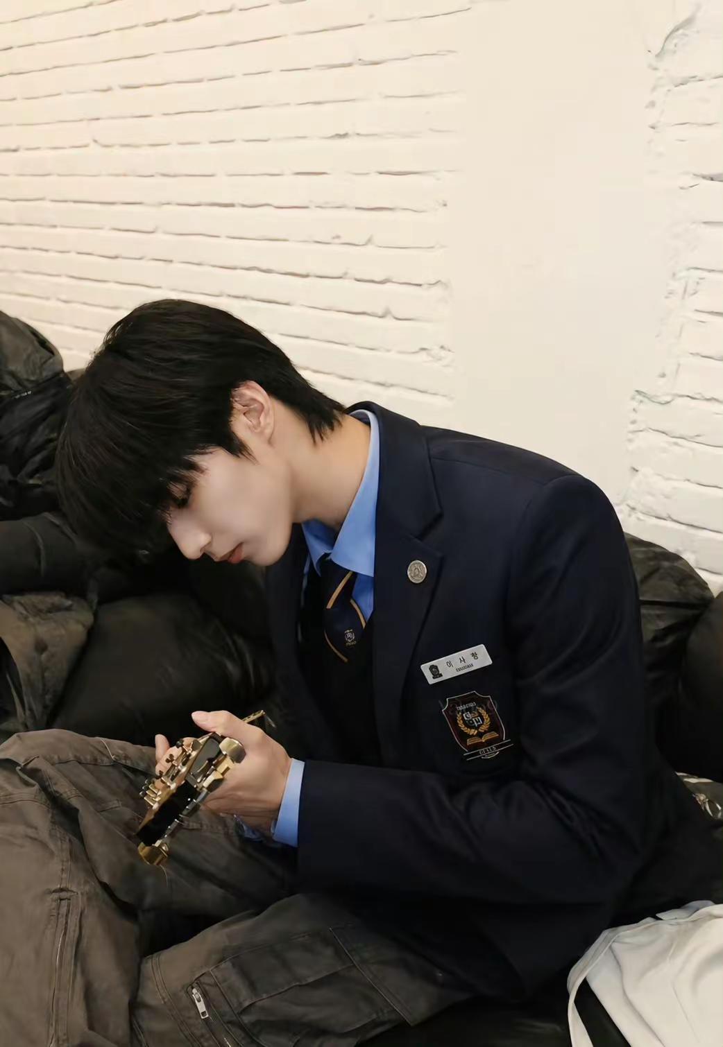他低头调弦的样子，是独一份的心动