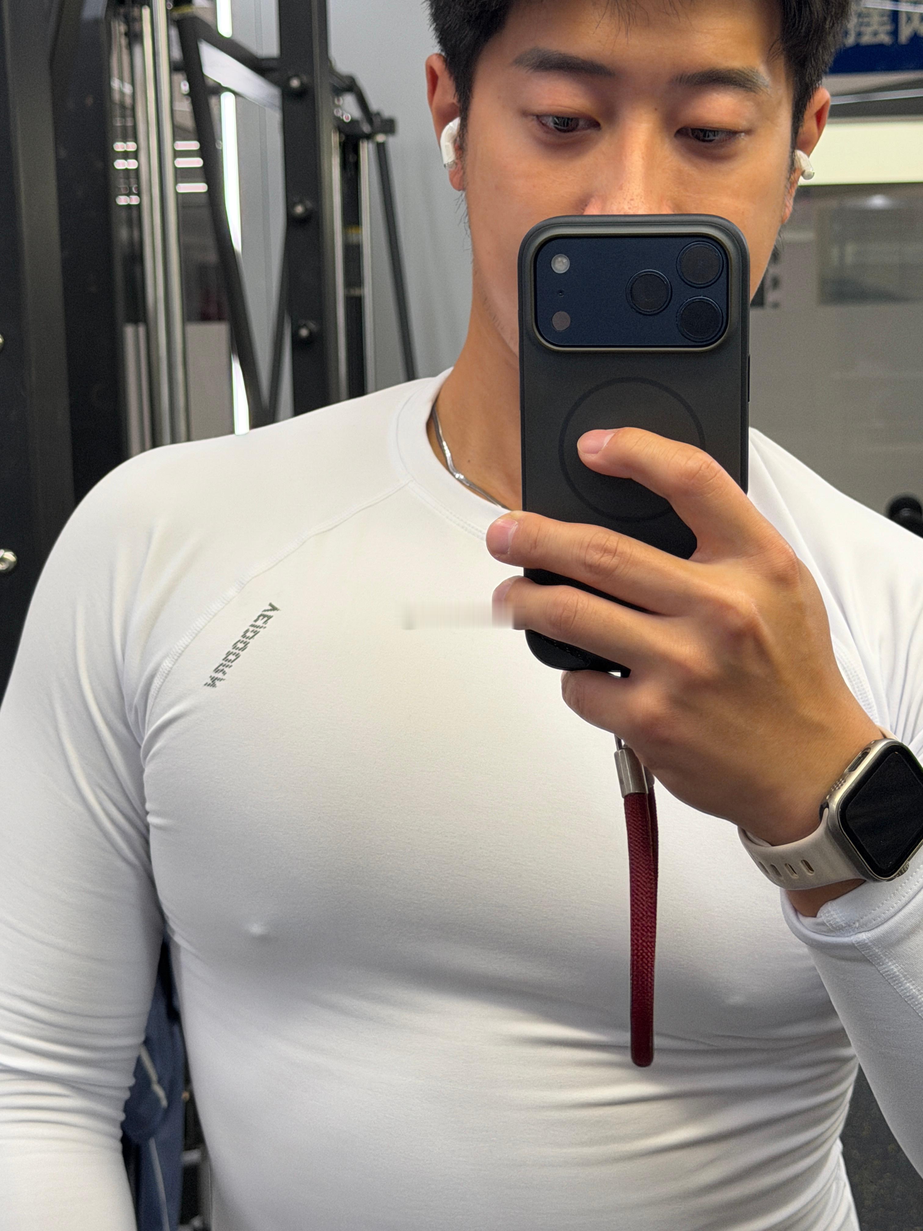 把后背拉伤了，果然玻璃体质