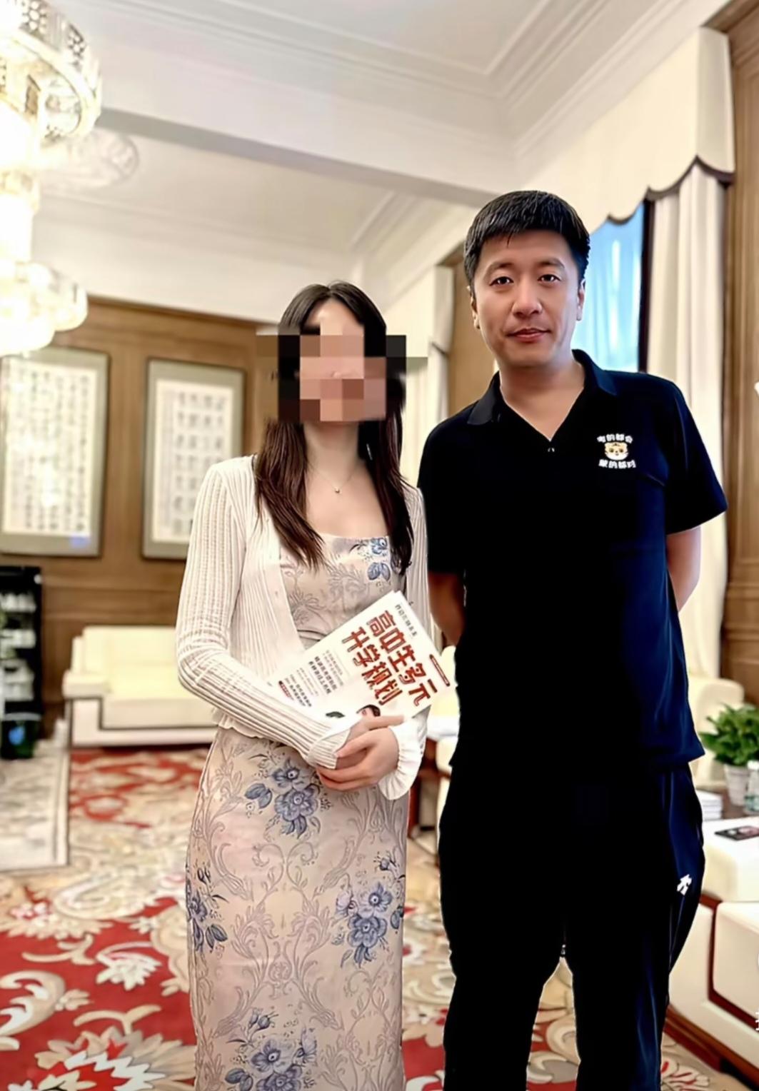 君子守礼，待人有尺，既给别人体面， 也护自己周全。张雪峰与女生合影要么双手交叉护