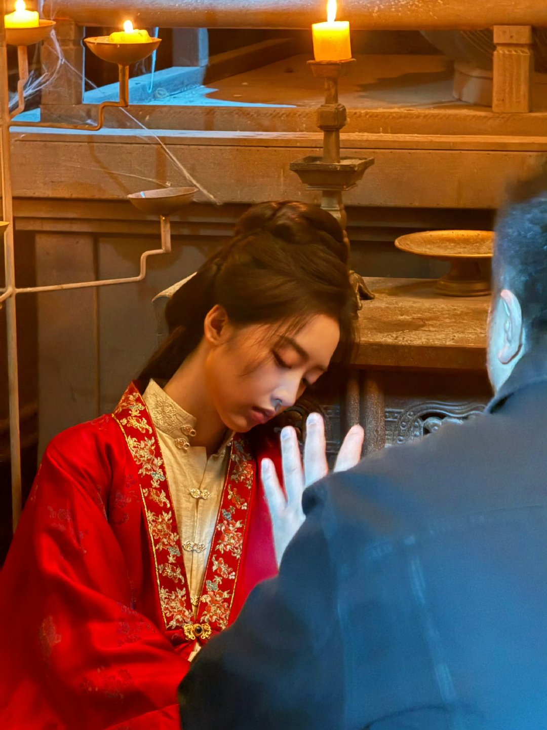 邓恩熙花开锦绣被邓科赞有天赋花开锦绣导演评价邓恩熙匍匐在地一口口咽下泔水，褪去所
