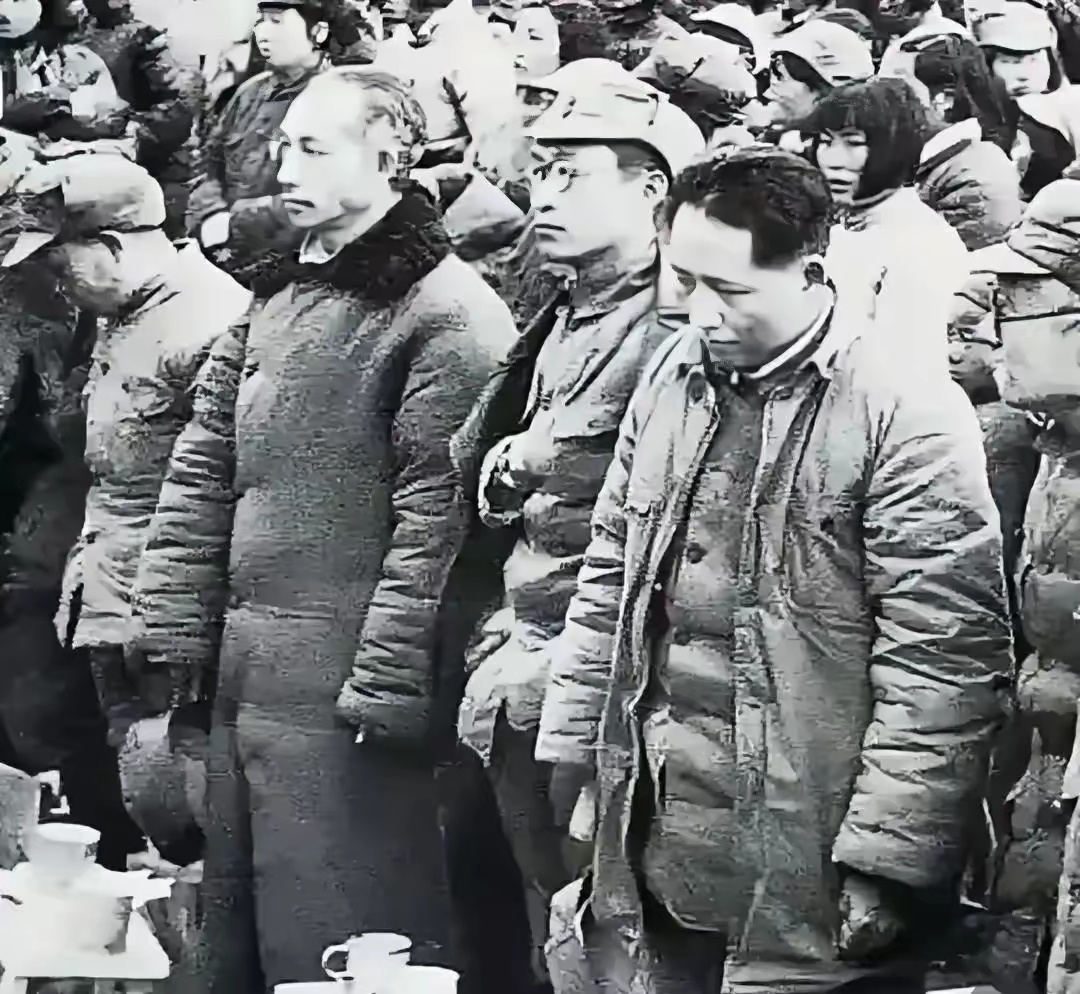这张主席照片，你们一定没有见过！当时发生了什么？让主席表情悲伤，头微微低着，左拳