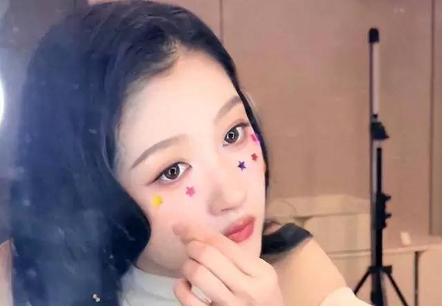 关晓彤也不得不接受潜规则了。就拿她拍的《岁月有情时》来说，开播前宣传她是绝对大女