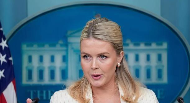 白宫记者会上，新闻秘书卡罗琳一脸严肃地宣布：“由于存在不可管控的风险与冲突，美国