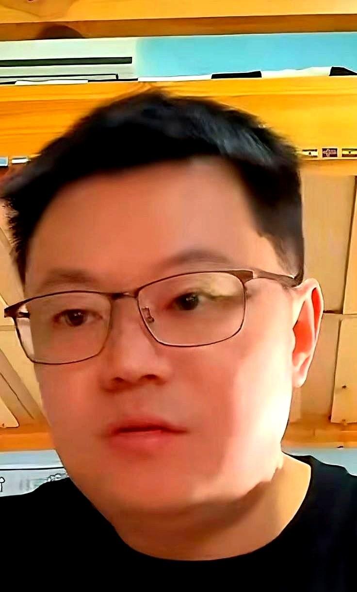 听到小胖不打伦敦赛，心里咯噔一下，网上也一片哀嚎。
直到侯英超那句“走薄冰”，才