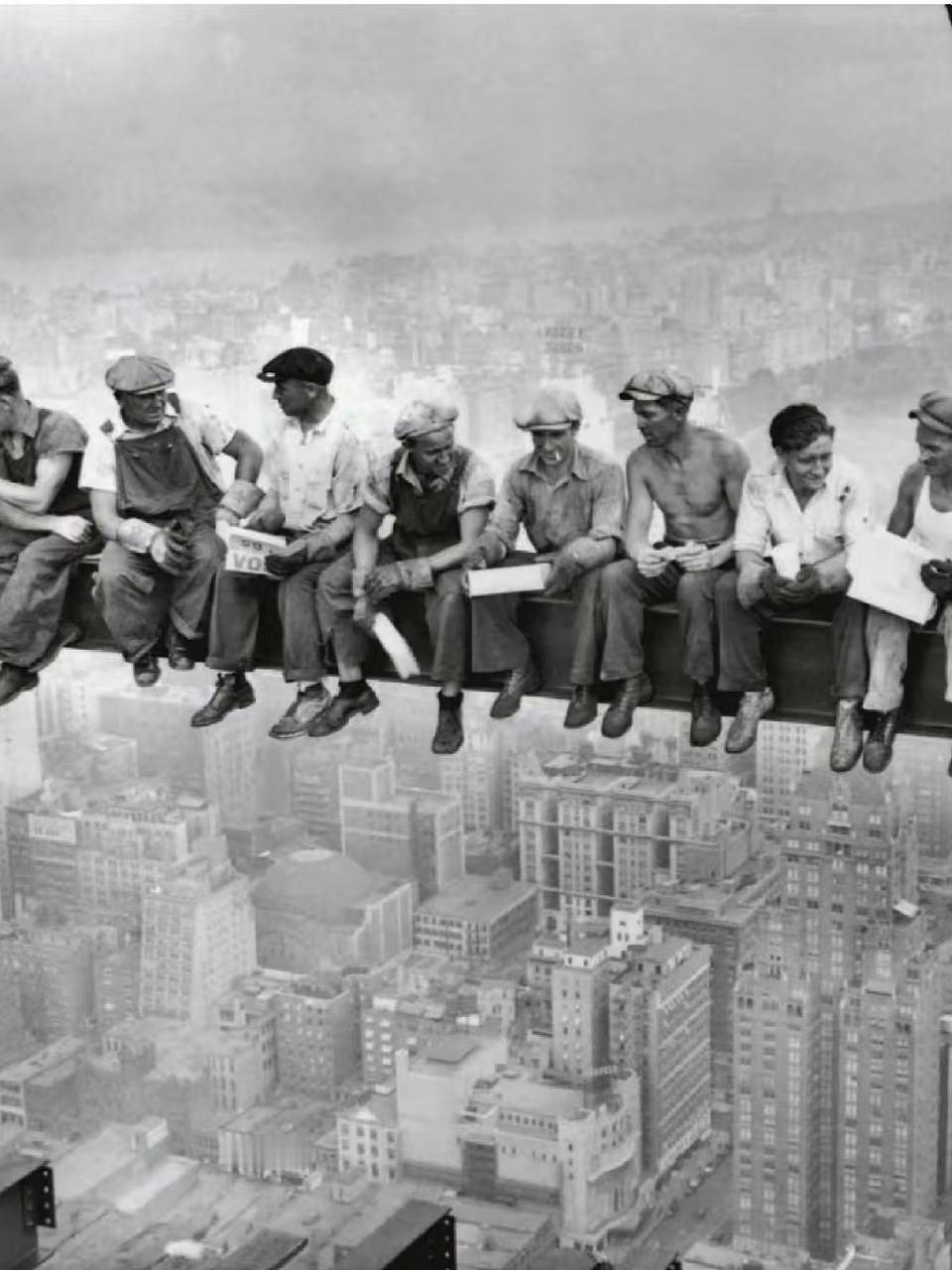 1932年9月底，美国摄影师查尔斯·艾伯茨镜头下高空作业工人们正在就餐！那么高的