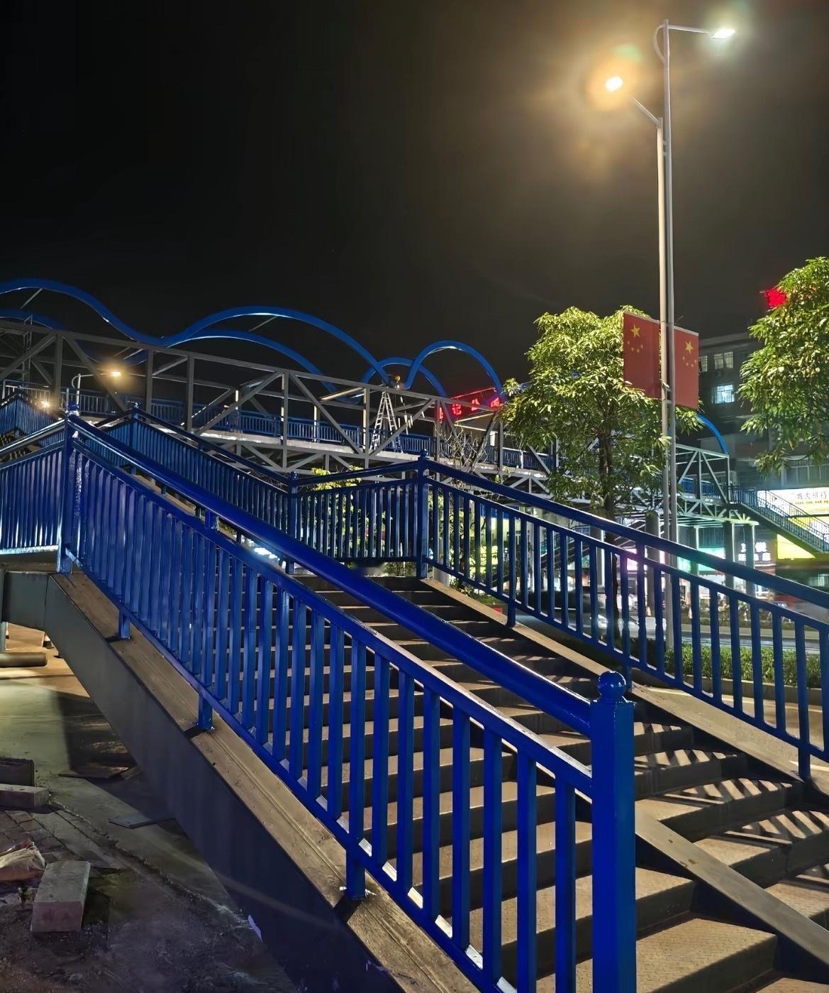 【玉林教育东路人行天桥开放通行】11月7日，有网友称：玉林教育东路人行天桥已经是