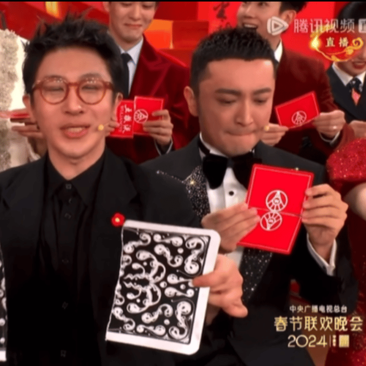 尼格买提：救命，我穿帮啦！
今年的春晚尼格买提像个做错事的额孩子，当时想找个地洞