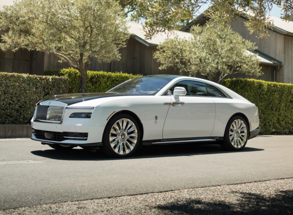 有钱人太多了，听说500多万的劳斯莱斯闪灵，是一台纯电动车，如今订单量都在持续增