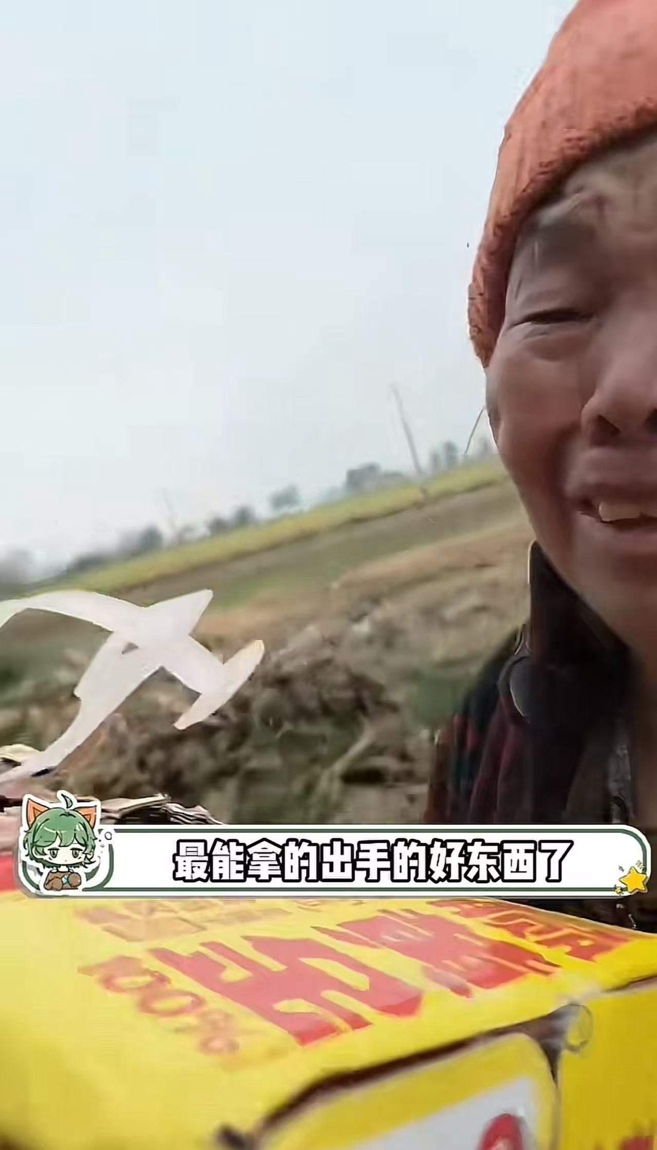 这是一段令人心碎又充满温暖的故事，却也折射出我们这个社会的深层问题：孤独、贫困、