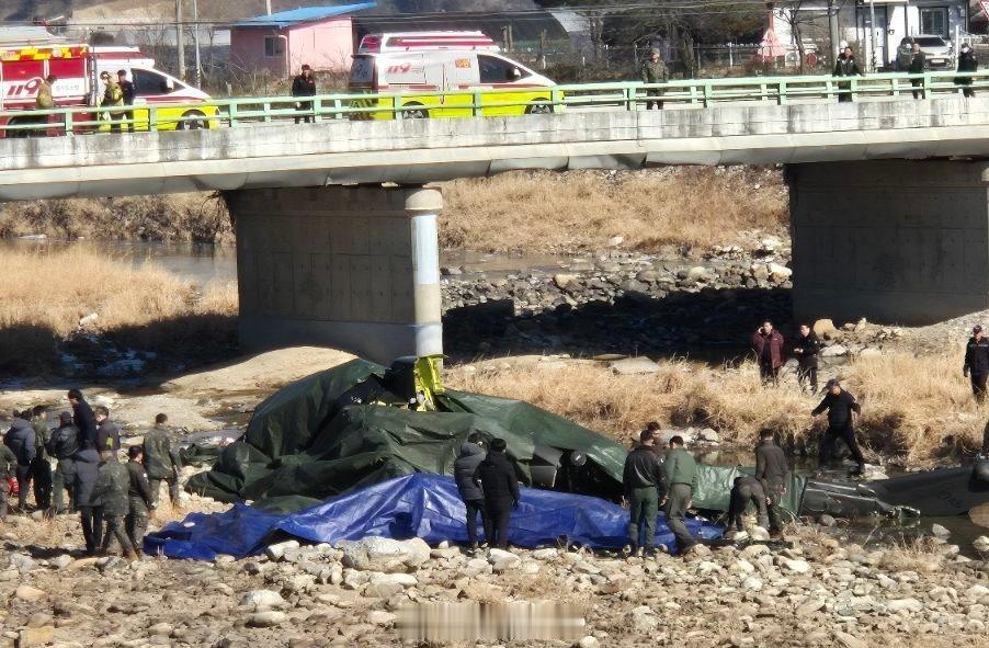 韩国一军用直升机坠毁今天上午11点左右，韩国一架眼镜蛇AH-1S型军用直升机在京