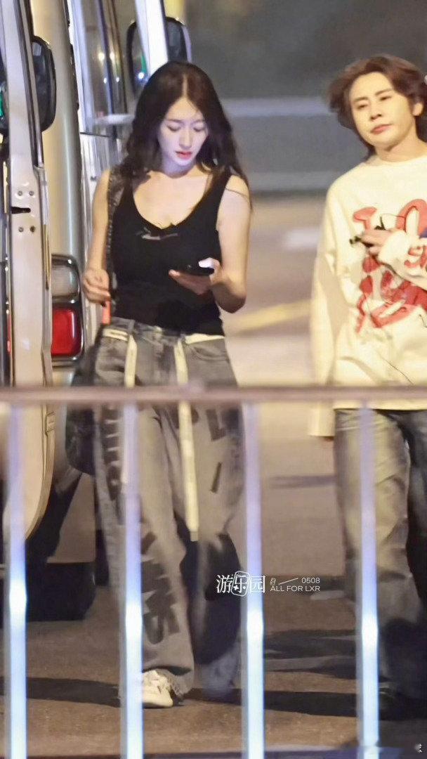 李小冉李小冉这个直拍太美了乘风2026镜头下从容大方，体态线条优越十足，李小冉自