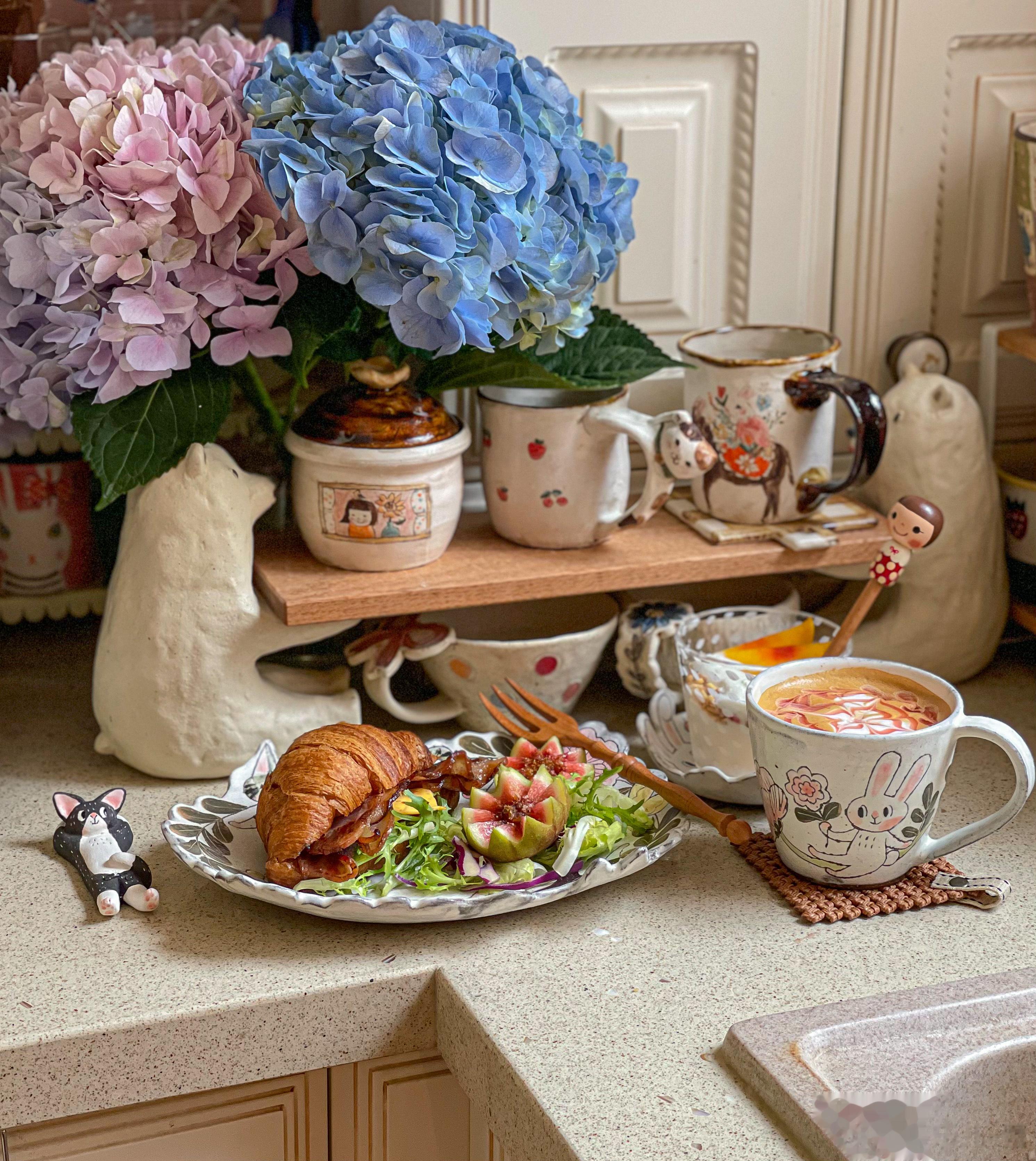 快乐的秘诀是停止胡思乱想(•̀ᴗ•́)و ̑̑周四早餐：可颂三明治+黄桃酸奶+焦