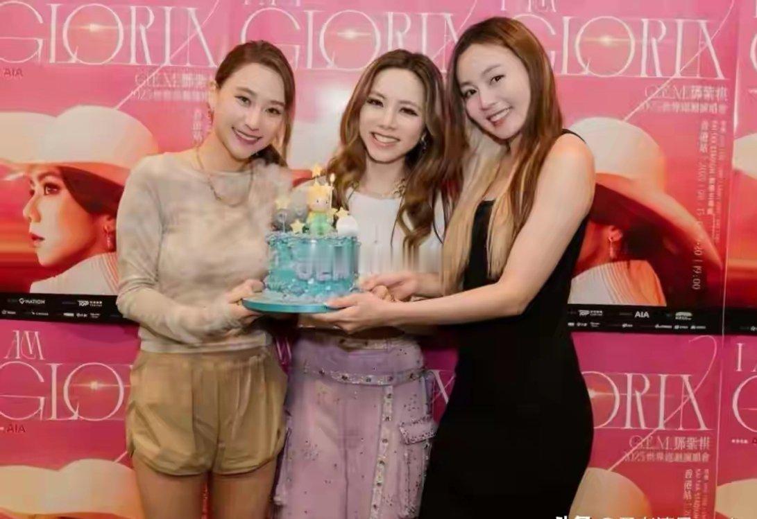 何超莲、李蕴现身邓紫棋演唱会 , 邓紫棋被亲表情好可爱, 真闺蜜就是甜 ​​​