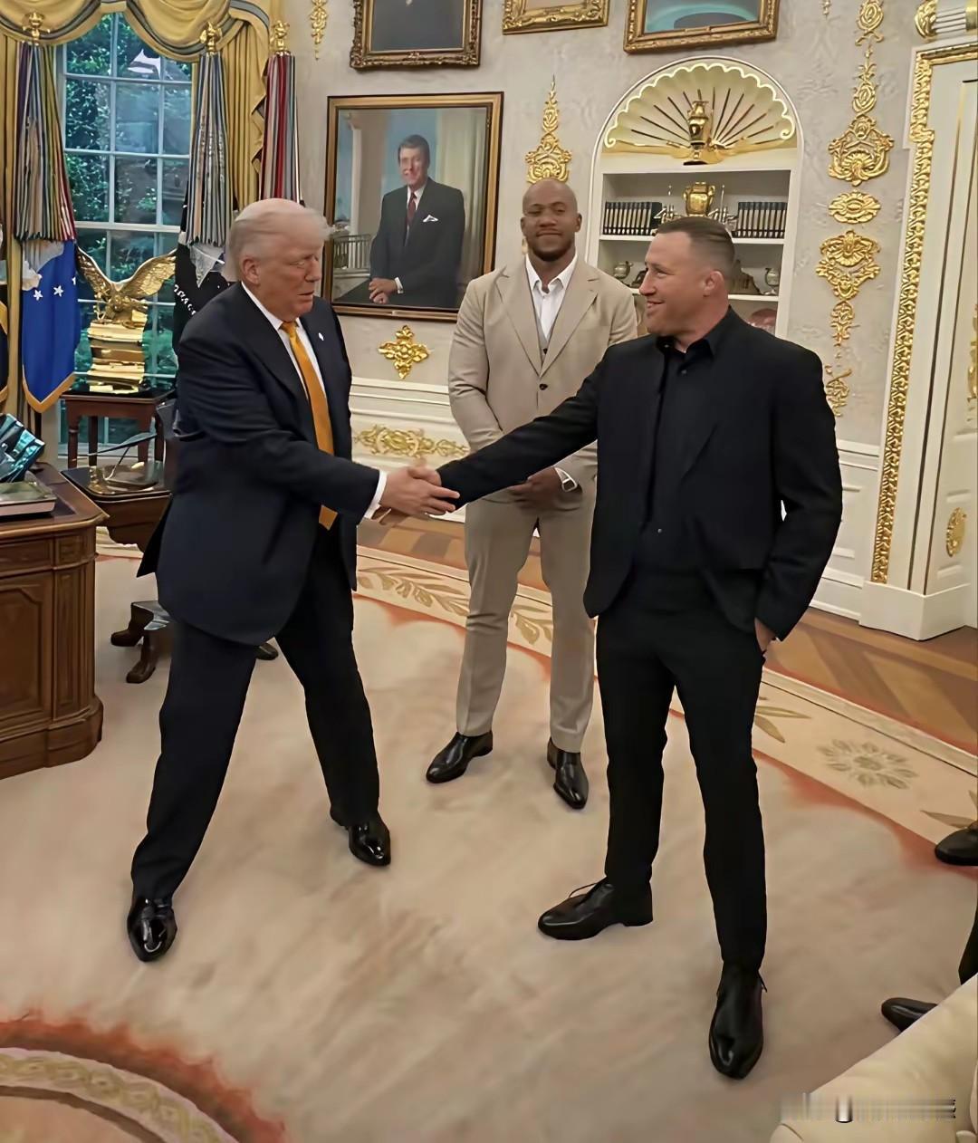 这可不是什么普通握手，而是老特和UFC传奇选手乔治·圣皮埃尔（GSP）在白宫 O