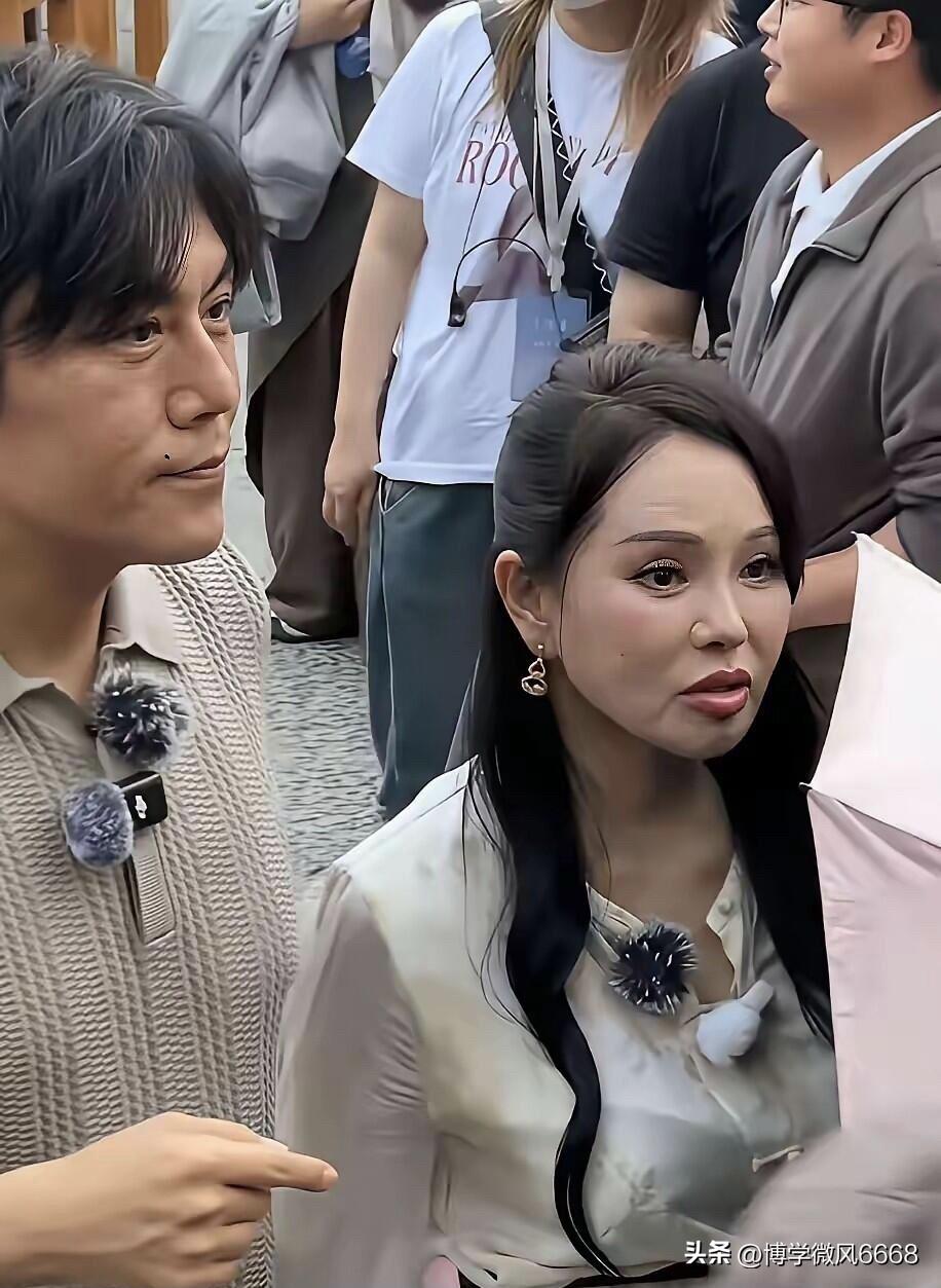 这些女明星怎么年龄大了，脸部变得那么不自然，嘴看起来跟荧幕中看到的不太一样，表情