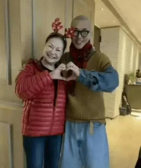 大S妈妈凌晨发文，公开征友！
如果没记错的话它她不是还有两个女儿吗？还有两个女婿