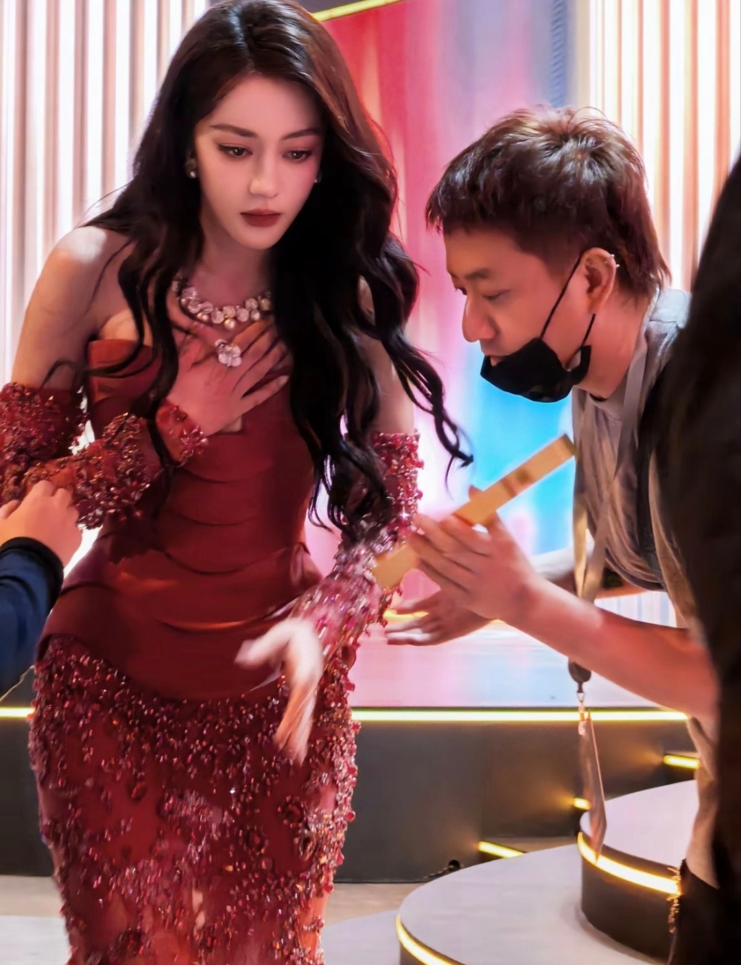 美到失语 