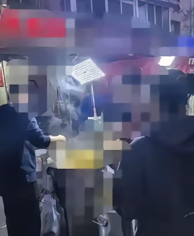 江苏徐州，一名30岁单亲妈妈在夜市摆摊卖烧烤，昨晚凌晨1点左右，来了2名男子，点