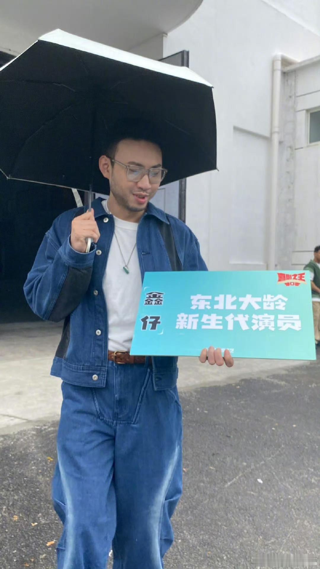 #喜剧之王单口季海报港味好浓#这个海报的审美真的绝了，感觉比很多大电影大制作的还