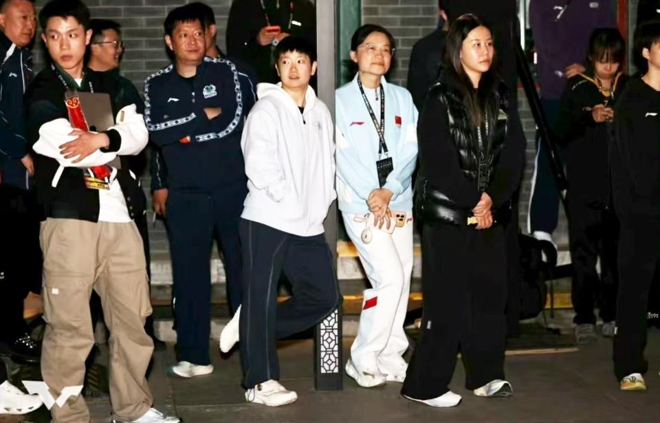 晚宴抓拍这一幕，看着心里踏实不少。
莎莎站在队伍中间，身边邱指导、同同、队医都在