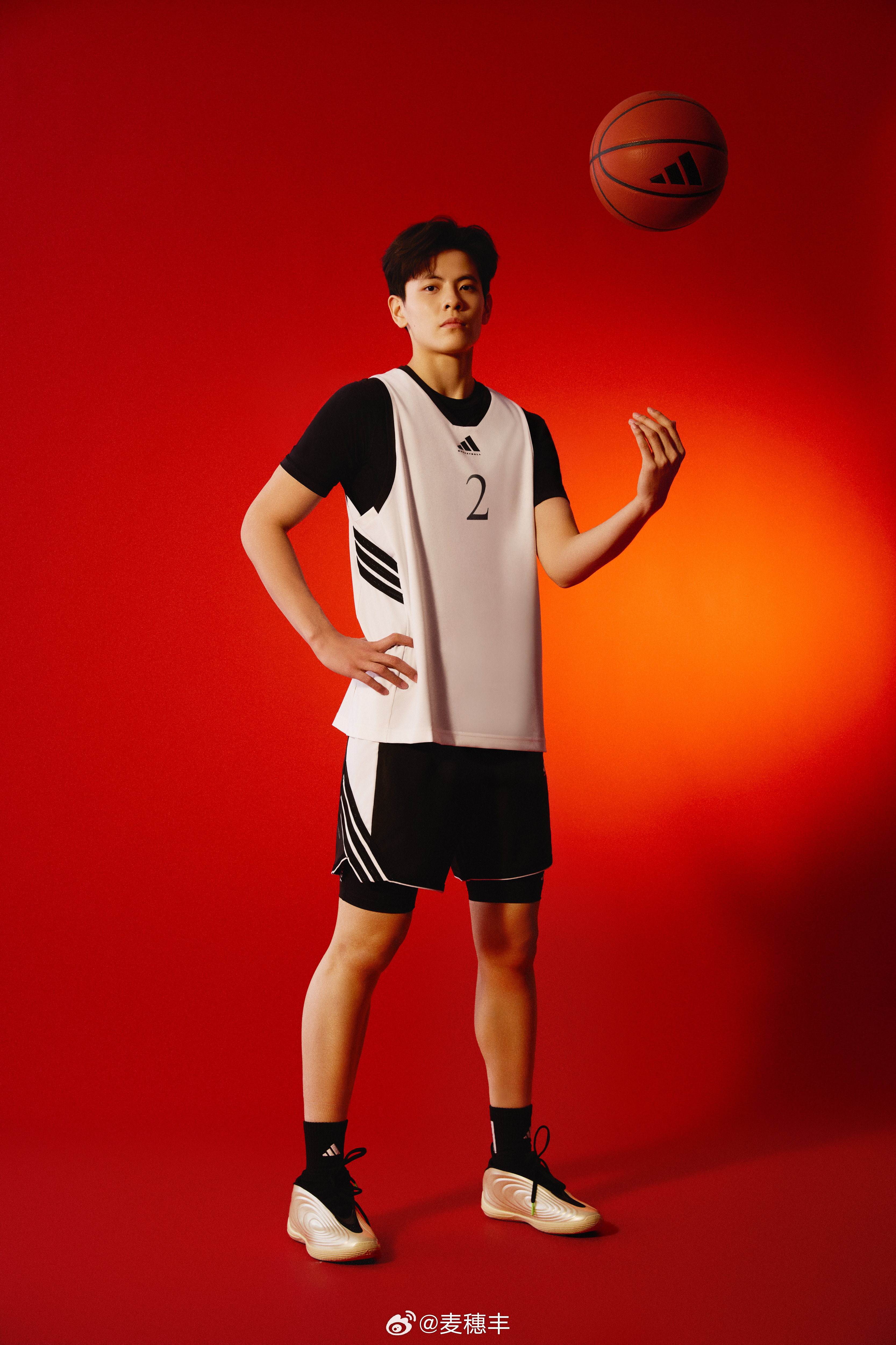 杨舒予官宣签约新的代言合同。ADIDASBASKETBALL杨舒予