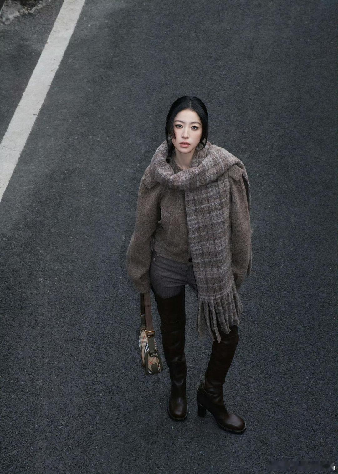 周雨彤怎么笑成这样 哎呀妈呀！周雨彤笑得肩膀一耸一耸，脸上满是藏不住的喜悦，像只