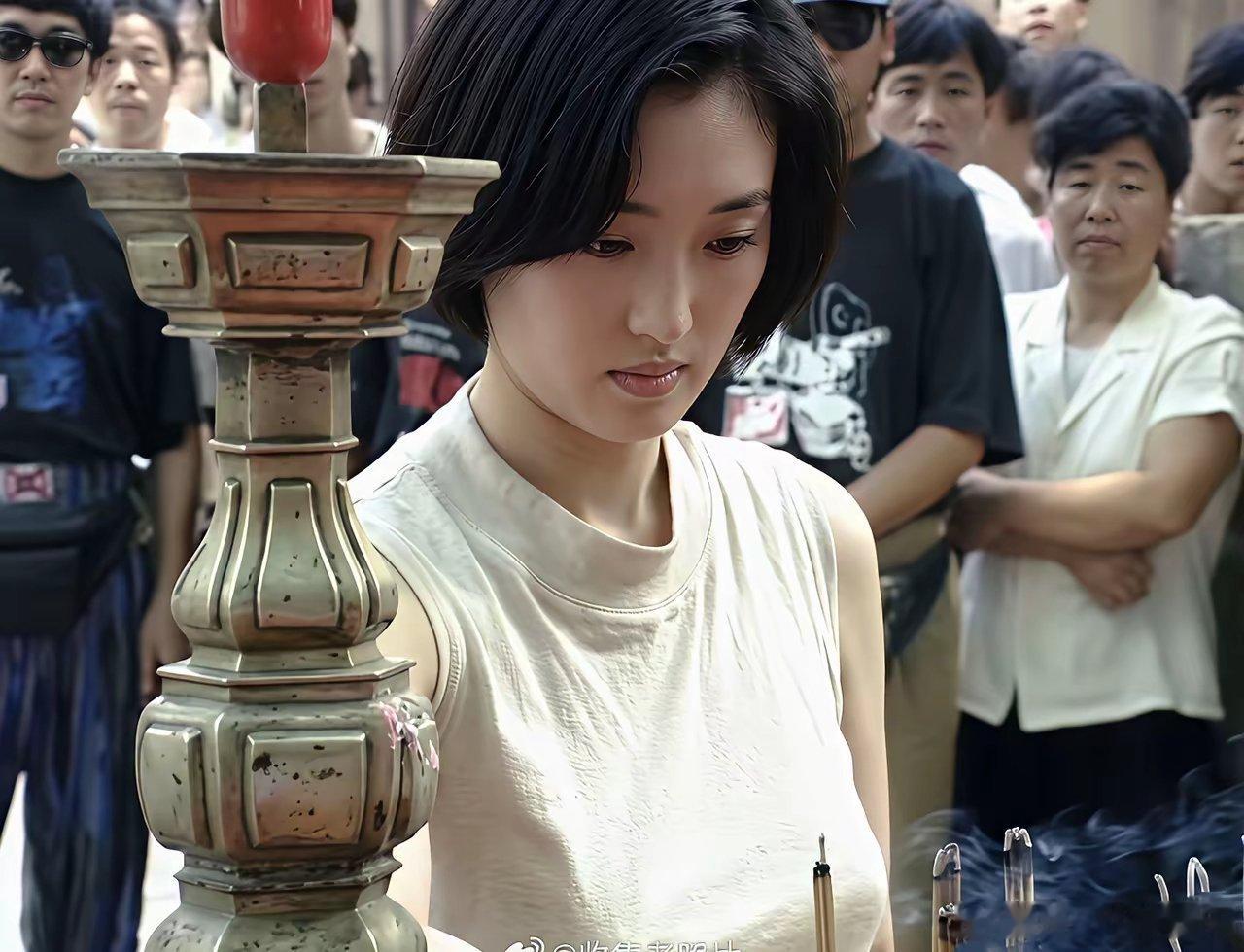 1993年，淄博周村古商城。巩俐参加电影《活着》的开机仪式。 