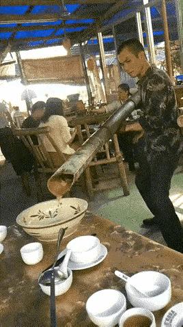 这是什么人吃的饭，又是什么人做的饭，这是什么饭？看着就这么恶心，这能吃的下去？咱