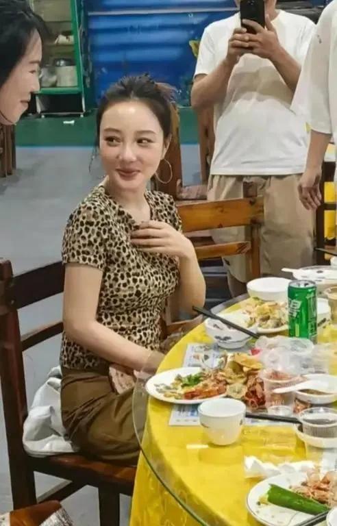 这是哪个明星来着，长得也太像李小璐了。素颜也是美女一枚啊