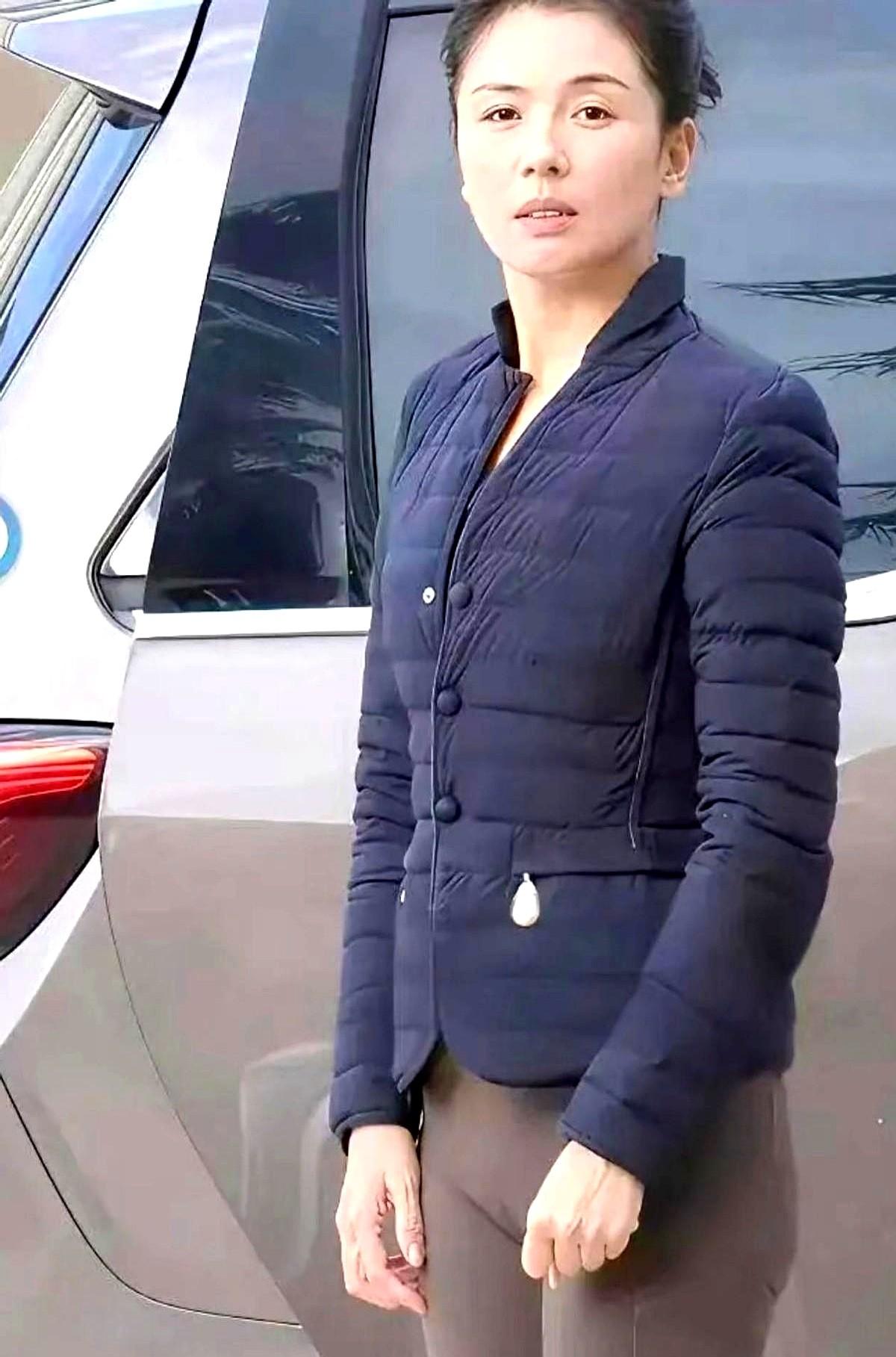 刷到刘涛那张图，我承认我愣了三秒。
就因为她只穿了条健身裤出门，一堆人就拿着老眼