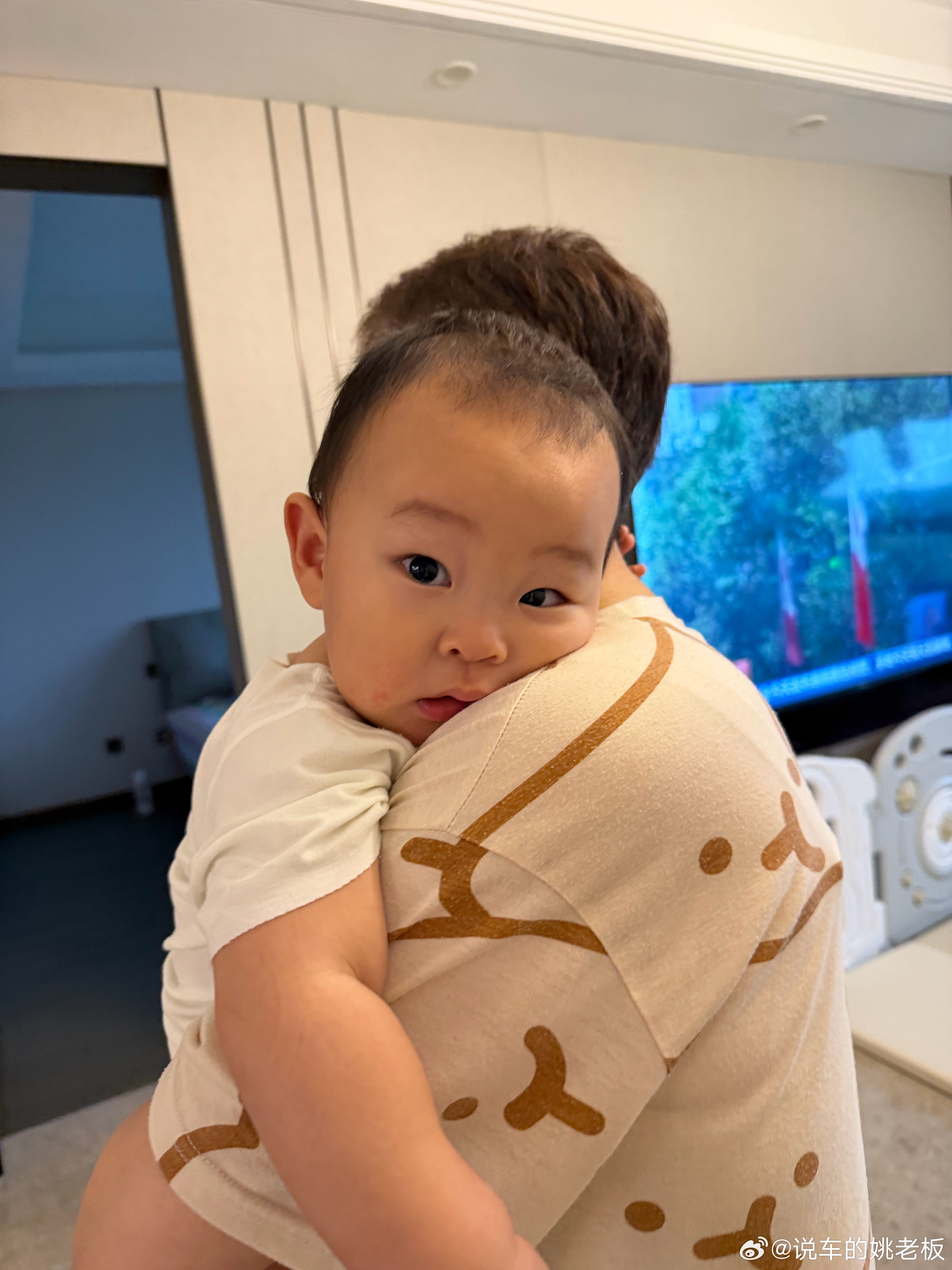 回南京陪家里人吃了个饭 陪儿子洗了个澡 又踏上回杭的脚步 约了团队22.30公司