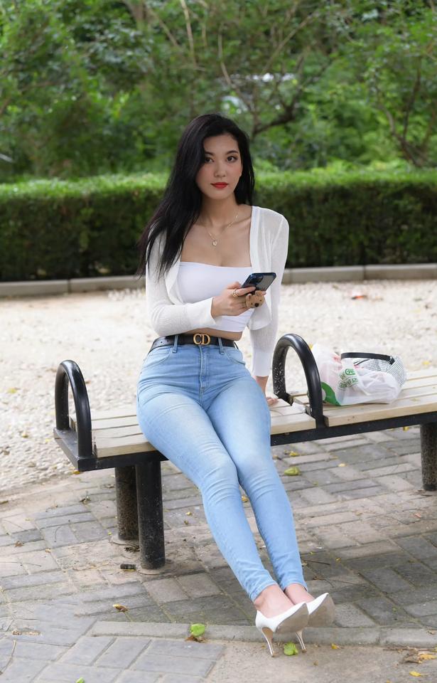 紧身牛仔裤配白色高跟，谁也无法抗拒！女牛仔裤穿搭 牛仔裤美照 别致白牛仔裤