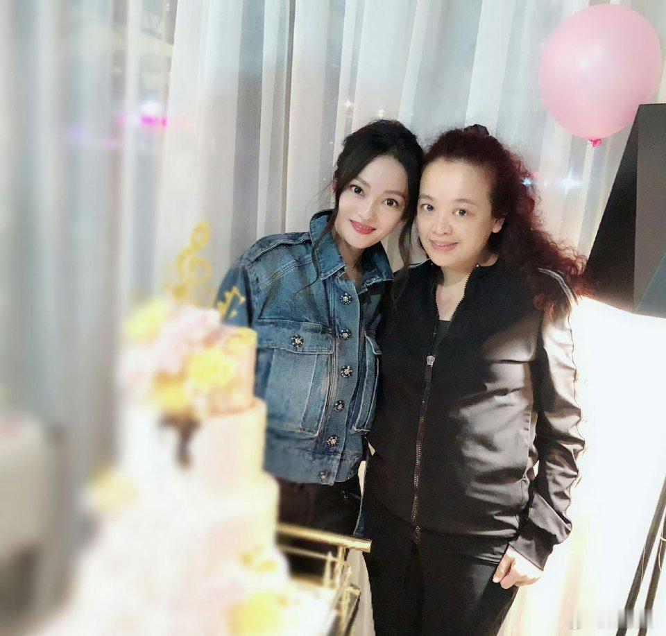 张韶涵发文悼念化妆师张韶涵现身陈聆薇的追思会张韶涵发文悼念化妆师     张韶涵