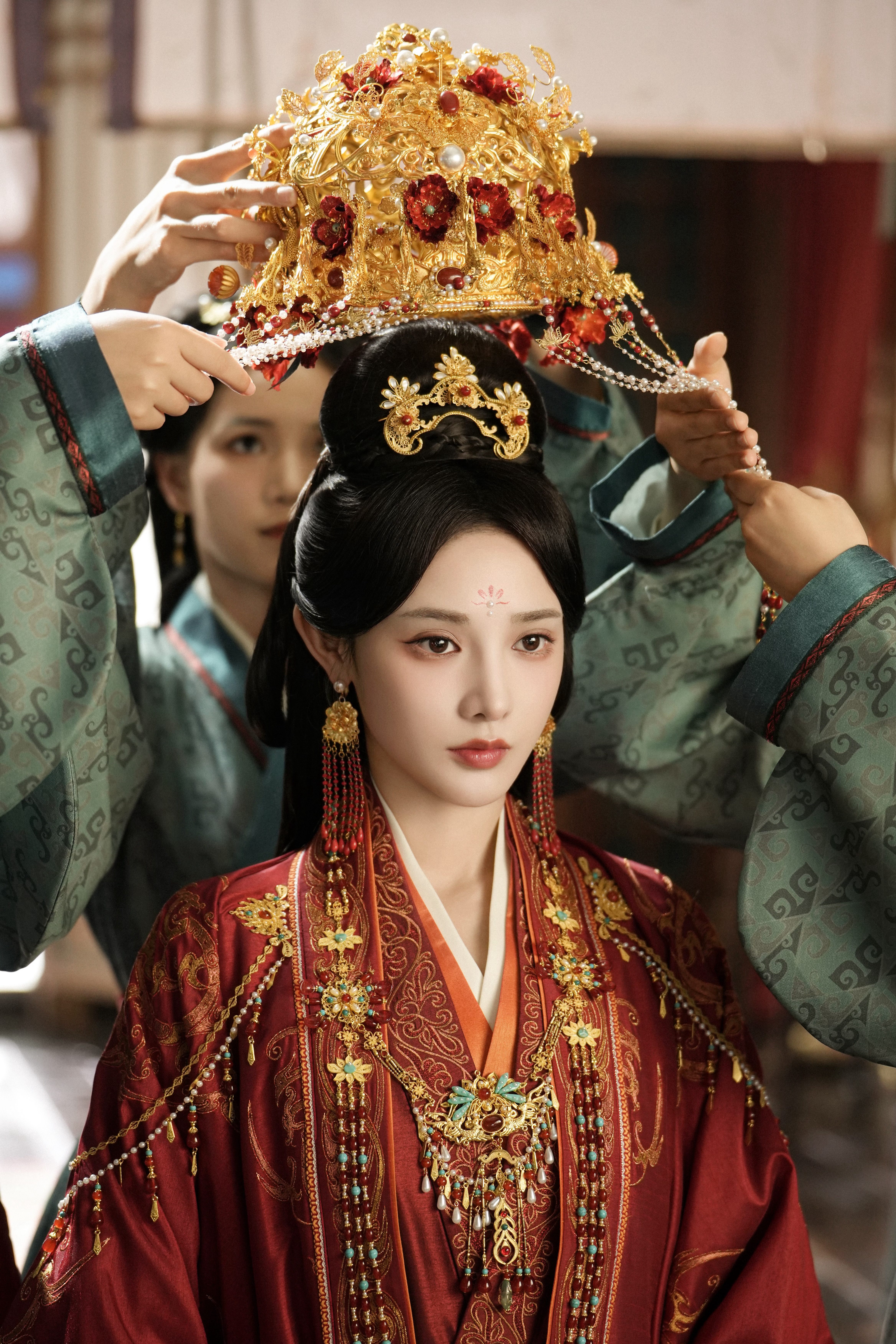 看清楚细节了！好漂亮的嫁衣 《凤凰台上》凌苍苍☽ 剧照-嫁衣+花钿+珍珠妆+面帘