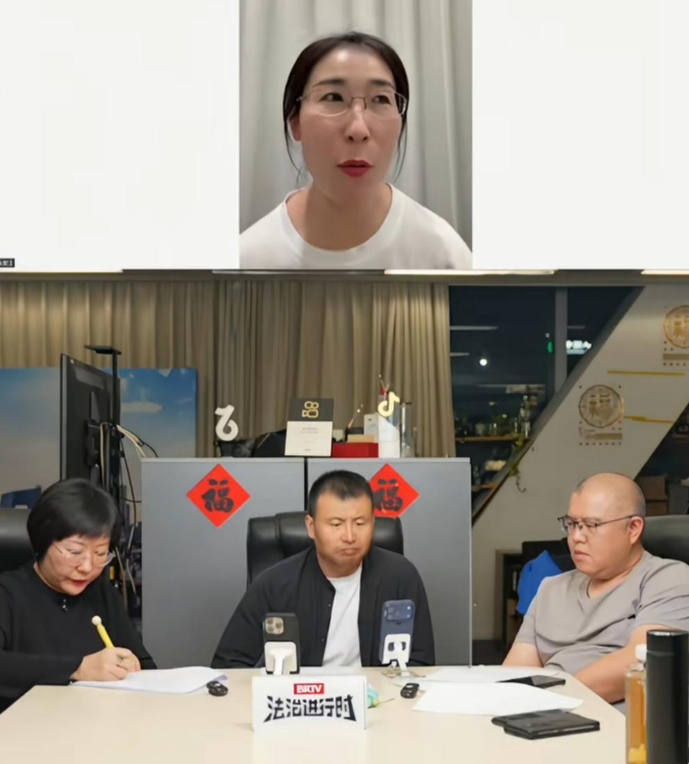 45万人直播在线
没有一个黑粉发声，朱女士和法治在线连线，满屏都是加油，支持等字