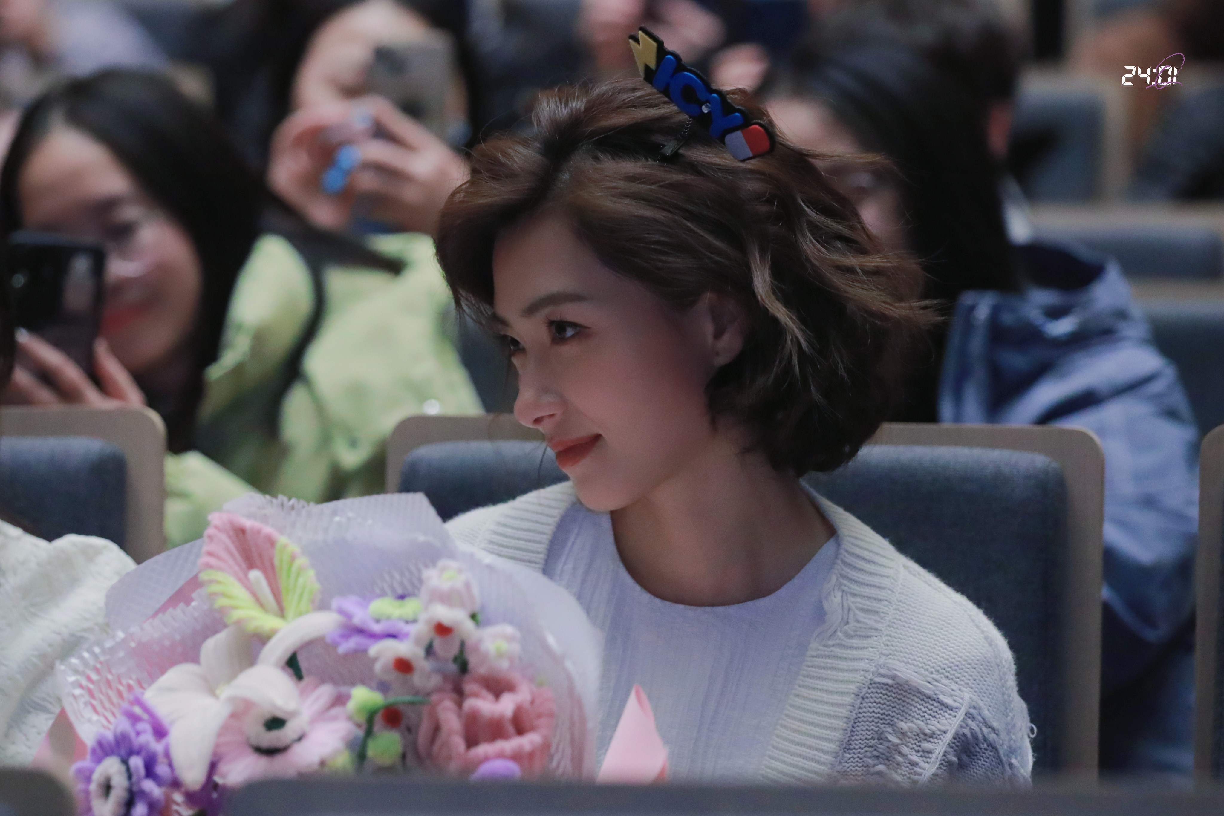 #万茜[超话]# wq#万茜你好疯子# wq#万茜icy# 有画难描雅态，无花可