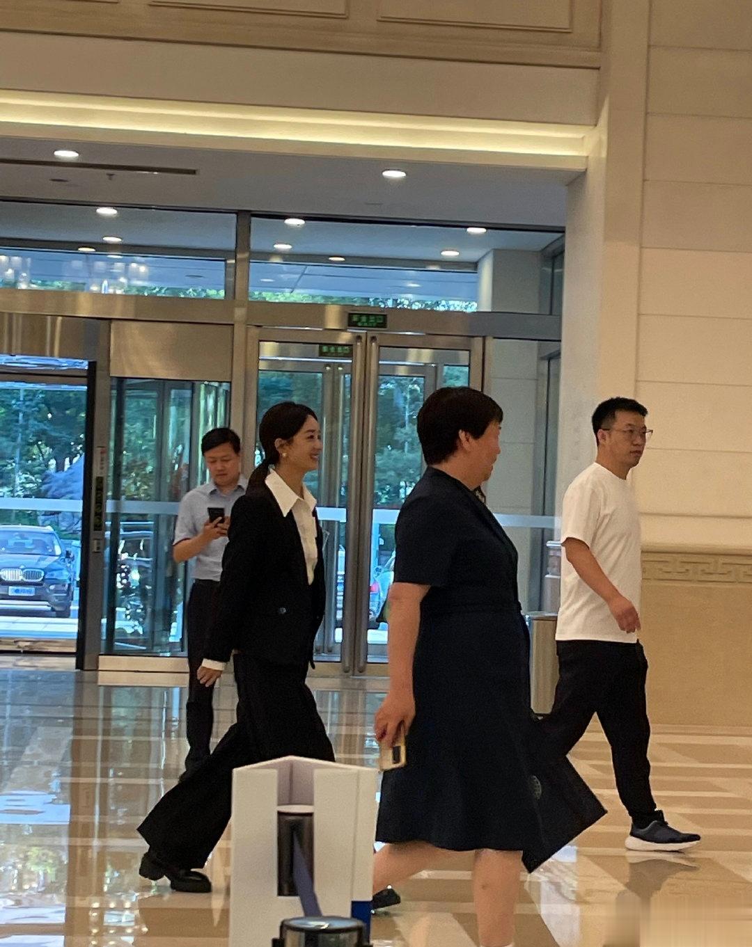 演员赵丽颖参加中国电视艺术家大会，西装套装低马尾亮相会场，整个人意气风发，有飒又
