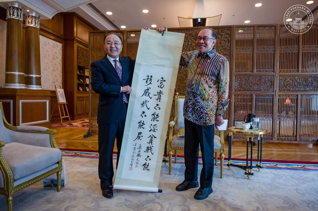 马来西亚总理安瓦尔今天（10月1日）发布的四张照片，第一张是欧阳玉靖大使赠送给安