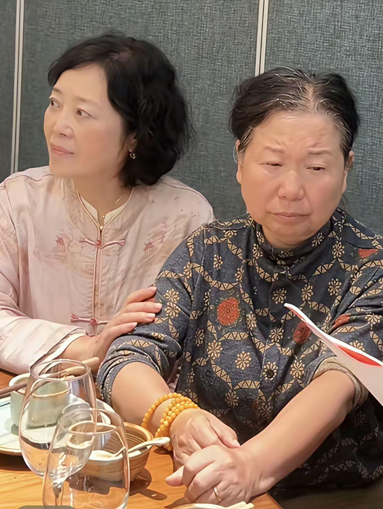 好像前几天还说儿孙满堂，美满幸福。老杜要的不是诗和远方，要的是真金白银，现场的粉