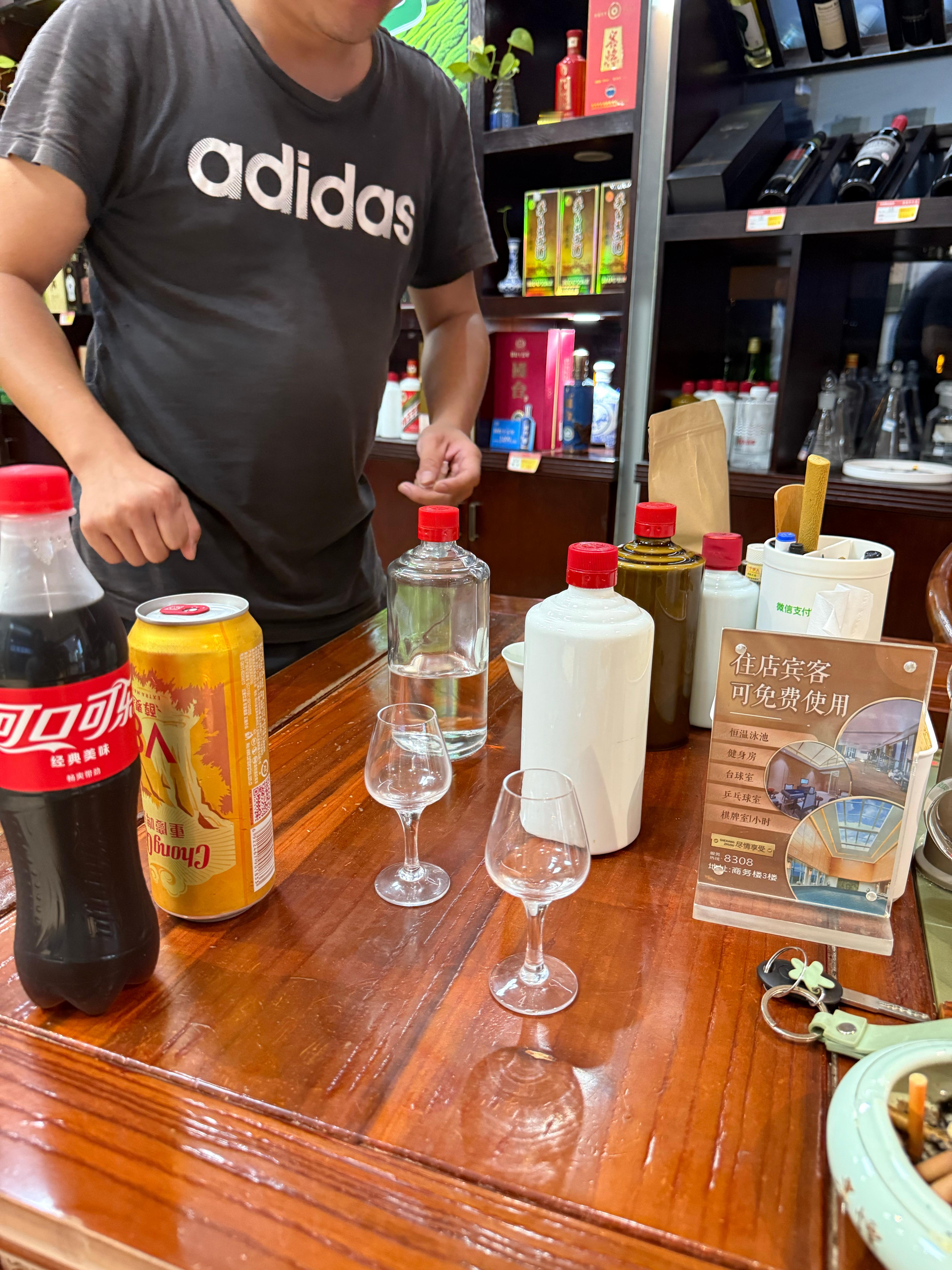 不愧是贵州 我在酒店楼下买瓶可乐都要拉我品下他们的酱酒[666]  ​​​