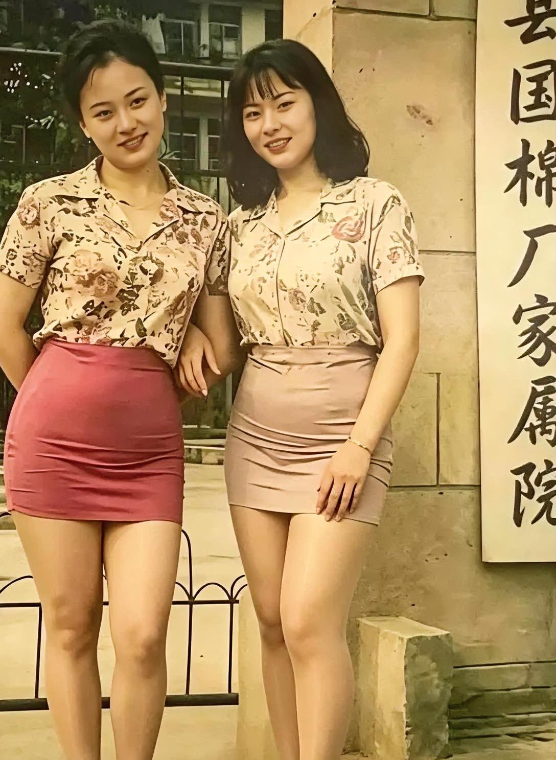 一张老照片，两代人的青春。

翻开泛黄的相册，这张县棉纺厂的合影格外扎眼。左边是