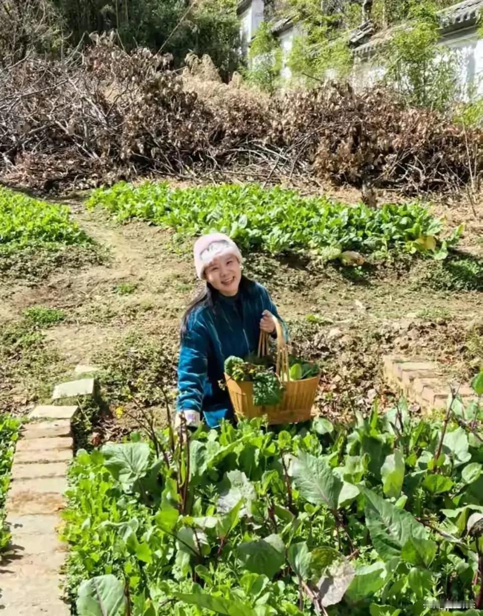 50岁的龚琳娜，毅然选择独居深山，房子后方一片坟地，旁人眼中或许阴森可怖，她却安
