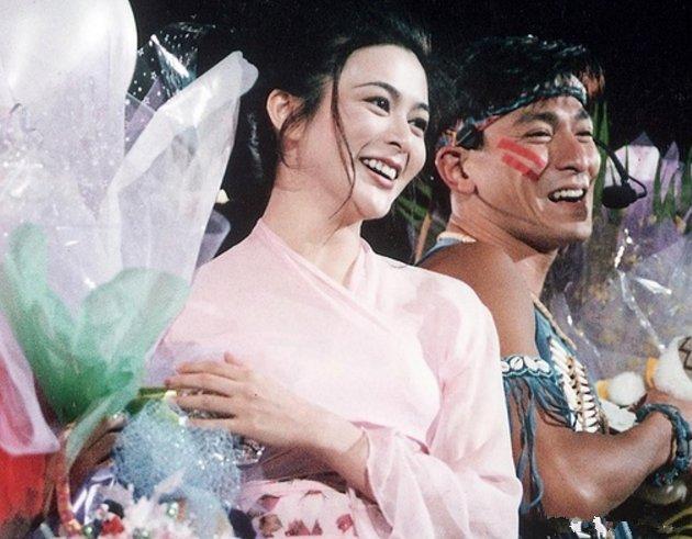 关之琳和刘德华合影照片不少，她可美丽非凡，可可爱无比。个人认为，关之琳颜值可以和