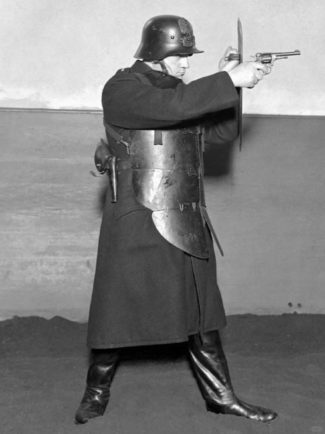 1934，波兰华沙，全副武装的警察 ​