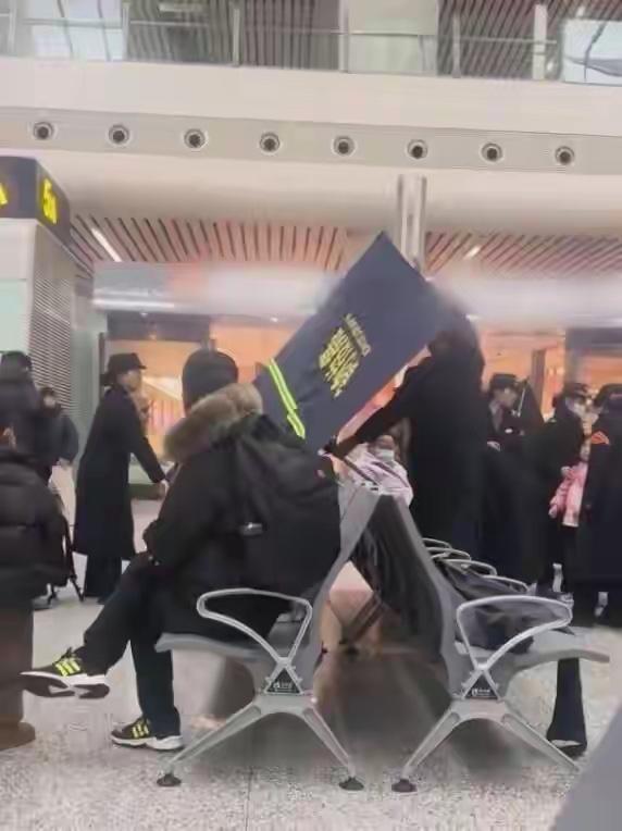 杭州东站这事儿看得人捏把汗！1月5日下午1点多，有网友在候车厅撞见一名孕妇情况紧