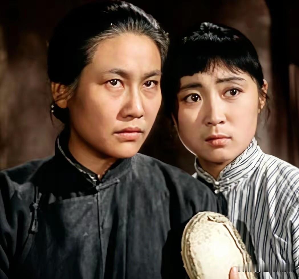 1956年，上海电影制片厂拍摄了电影《母亲》，演主角母亲的是著名演员张瑞芳，演女