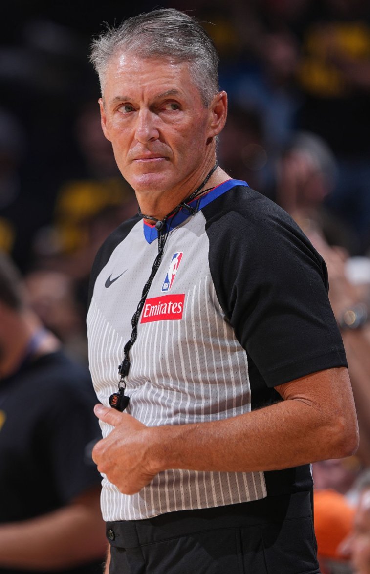 要控场了！根据 NBA官方报道，斯科特·福斯特将担任今日步行者队与雷霆队第四场比