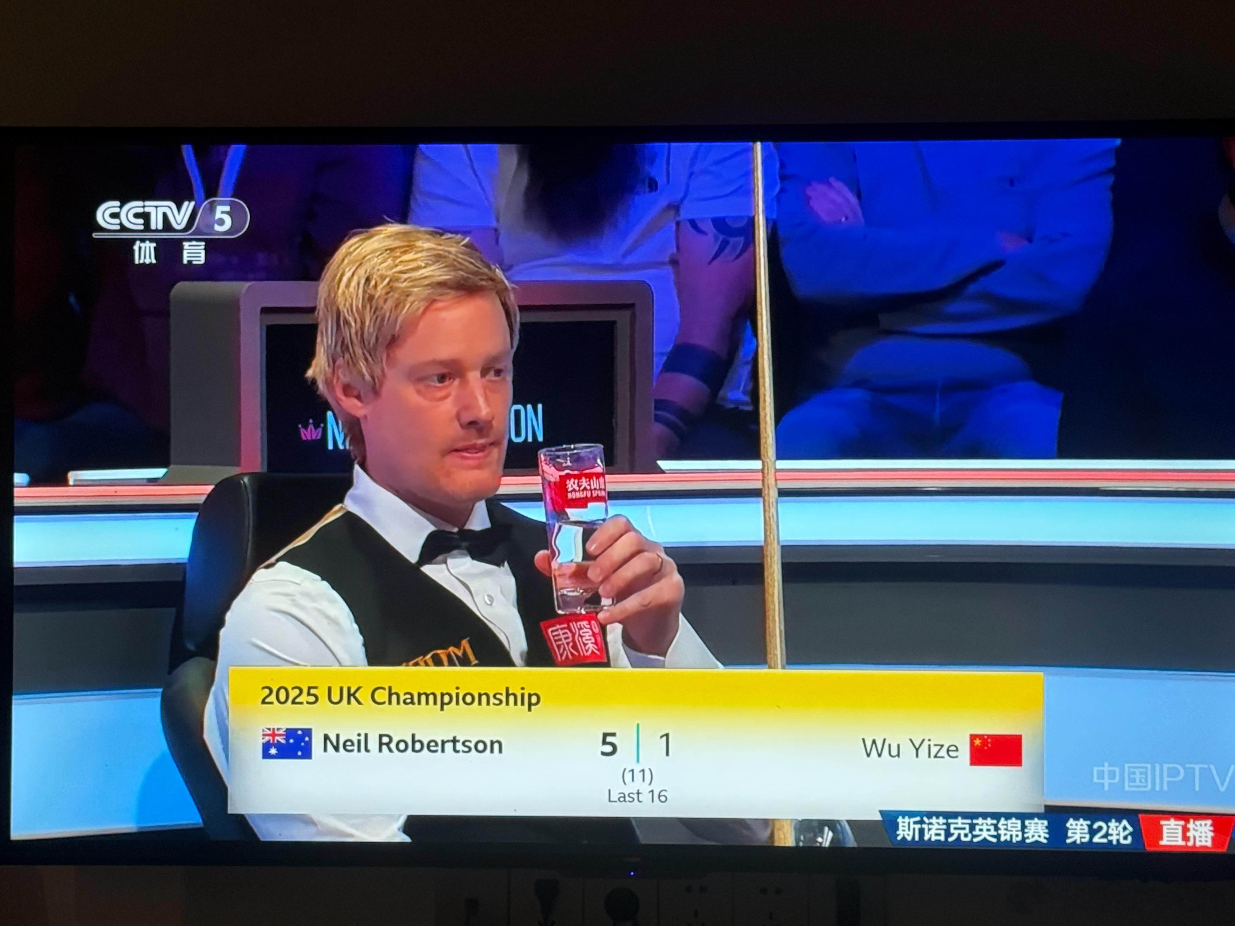 小吴今晚失误太多啊，罗伯逊拿到赛点，5:1领先2025斯诺克英锦赛